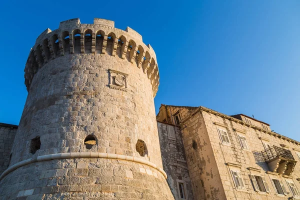 Torre Kanavelic bañado en la luz del sol de oro — Foto de Stock