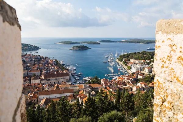 Ser mellan bröstvärn av Hvar-fästningen — Stockfoto