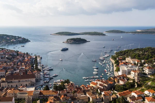 Yacht-prickade inlopp Hvar gamla stan — Stockfoto