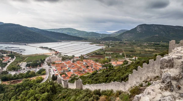 Mirando por las paredes de Ston hacia las salinas — Foto de Stock