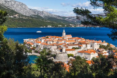 Ağaçlar çerçeveleme Korcula eski şehirde