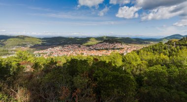 Tepeler ve ormanları ile çevrili Blato Panoraması
