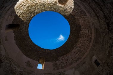 Mavi gökyüzünde bir yuvarlak pencere içinde Palace of Diocletian