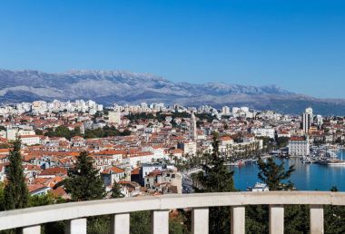 Marajan tepe üzerinde parmaklıklar arkasında bölme