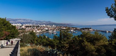 Bölme aşağı bakıyor