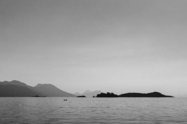 Küçük balıkçı teknesi Peljesac kanalında