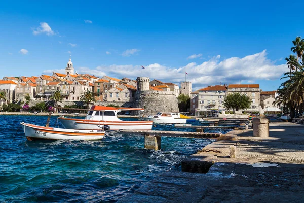 Båtar bob på hackig vatten av Korcula gamla stan — Stockfoto