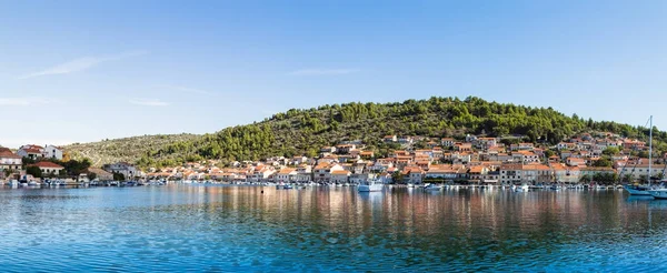 Vela Luka yamaç evler