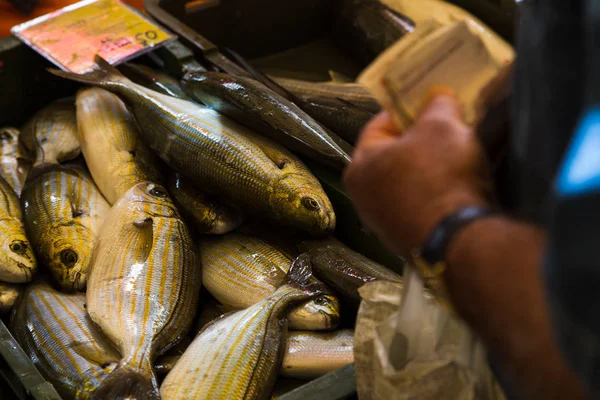Dinheiro muda de mãos no mercado de peixe de Split — Fotografia de Stock