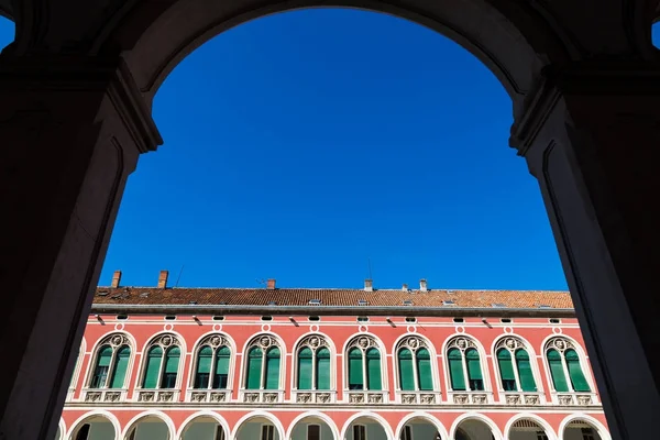 Framing Trg Republike 