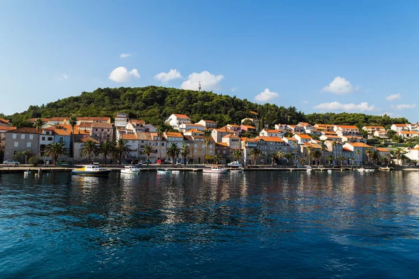 Coloridos edificios bordean el paseo marítimo occidental de Korcula de edad a — Foto de Stock