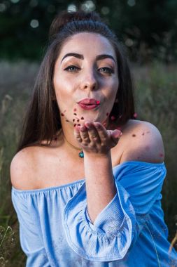 Kırmızı sevgi kalpleri