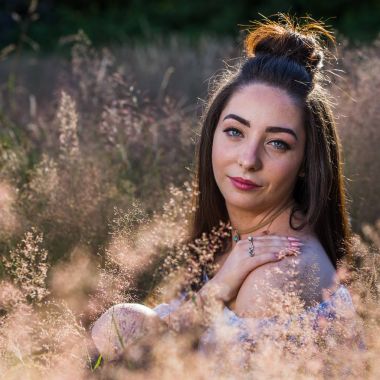 Uzun otların arasında parlayan