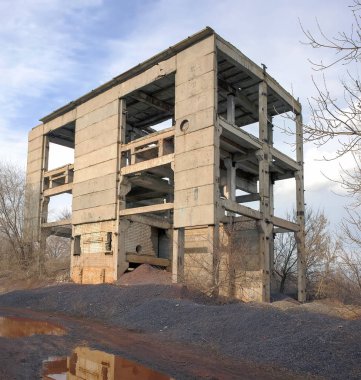 Yıkılan bina ve üretim atık