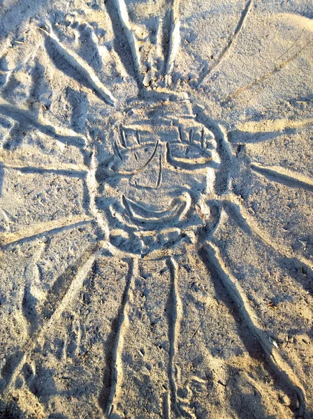 Çocuk çizim güneş şeklinde kum üzerinde — Stok fotoğraf