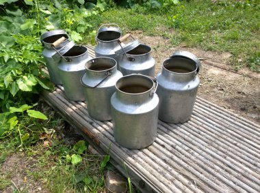 Eski alüminyum kutular boş