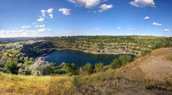 Flooded quarry in summer — Stock Photo, Image