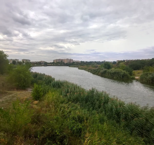 Autunno acqua città paesaggio — Foto Stock