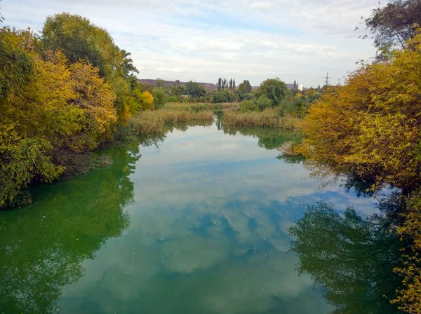 Herbstliche Wasserlandschaft — Stockfoto