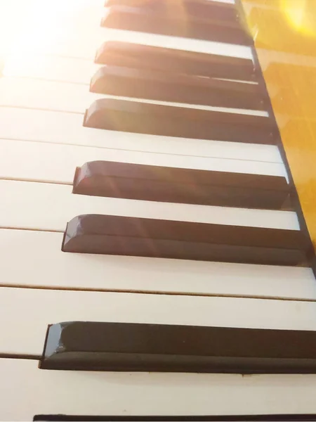 Old Piano Rays Sunlight — Stock Photo, Image