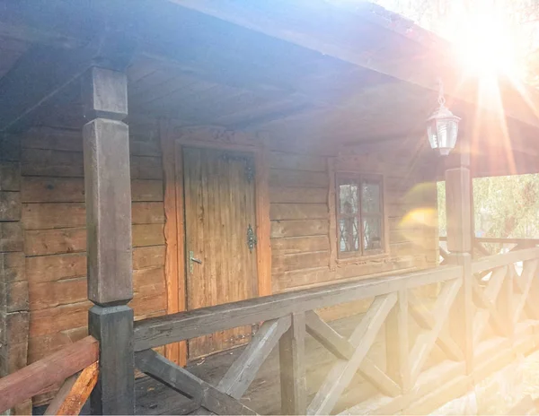 Stary Drewniany Domek Jasnych Promieniach Słońca — Zdjęcie stockowe