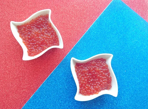 Caviar Vermelho Peixe Salmão Uma Chapa Branca — Fotografia de Stock