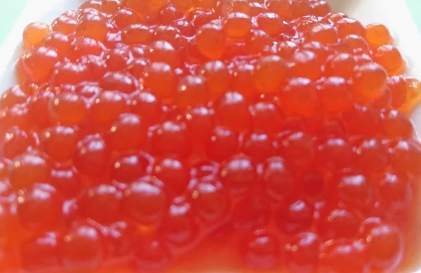 Caviar Vermelho Peixe Salmão Uma Chapa Branca Fundo Azul — Fotografia de Stock