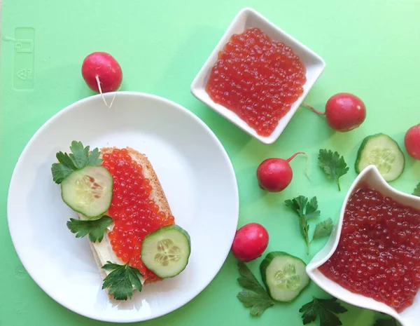 Caviar Vermelho Peixe Salmão Sanduíche Pepino Salsa — Fotografia de Stock