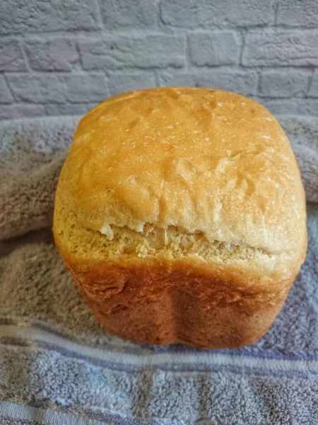 Zelfgemaakt Bakken Brood Een Grijze Achtergrond — Stockfoto