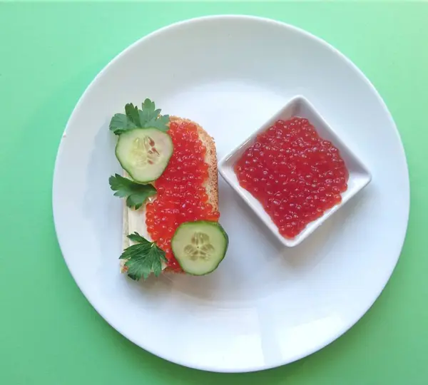 Caviar Vermelho Peixe Salmão Sanduíche Pepino Salsa — Fotografia de Stock