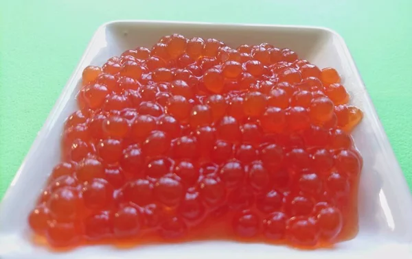 Caviar Vermelho Peixe Salmão Uma Chapa Branca — Fotografia de Stock