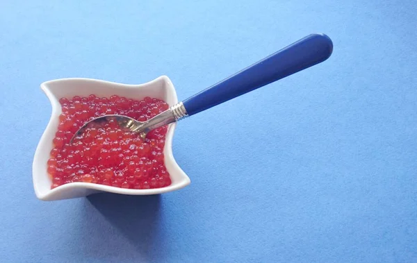 Caviar Vermelho Peixe Salmão Uma Chapa Branca — Fotografia de Stock