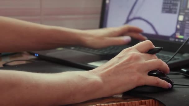 Kobieta Pracuje Komputerze Zbliżenie Żeńskie Ręce Jednej Ręce Myszy Rysik — Wideo stockowe