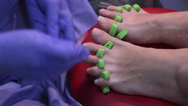 Чистоти Салоні Краси Манікюрник Витирає Серветкою Перед Нанесенням Лаку Нігті — стокове відео