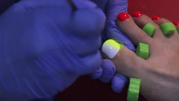 Voor Schoonheid Een Manicure Voorzichtig Zet Een Gekleurde Tekening Teennagels — Stockvideo