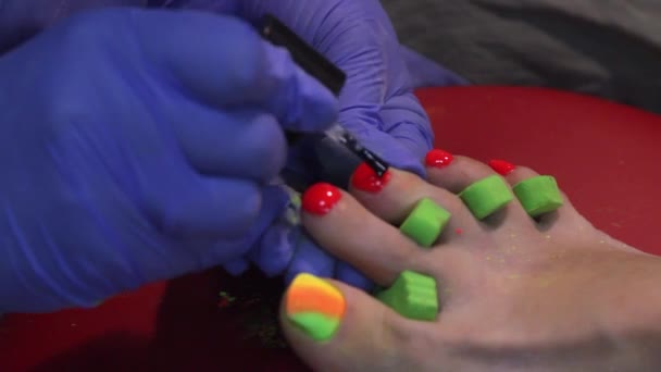 Para Beleza Uma Manicure Gentilmente Coloca Desenho Colorido Nas Unhas — Vídeo de Stock
