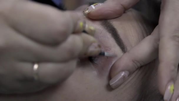 Primer Plano Pinzas Cejas Corregidas Después Manchar Con Henna Desplumando — Vídeo de stock