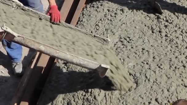 Zamknąć Beton Płynący Wylewający Się Betoniarki Cementowej Wylewa Płynny Beton — Wideo stockowe