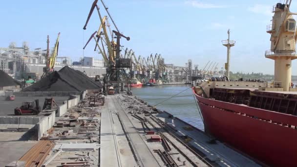 Barco Llegó Puerto Encuentra Cerca Del Atraque Descarga Grúas Carga — Vídeo de stock