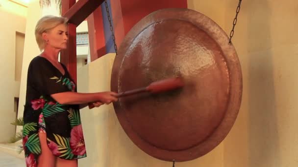 Belle femme jouant tambourin arabskom en vacances — Video