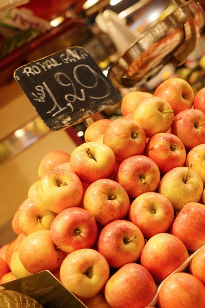 Apple, Mercado de frutas en Barcelona, España — Foto de Stock