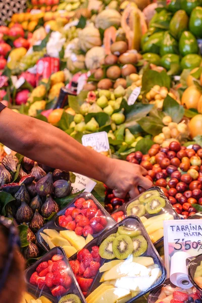Mercado de frutas en Barcelona, España — Foto de Stock