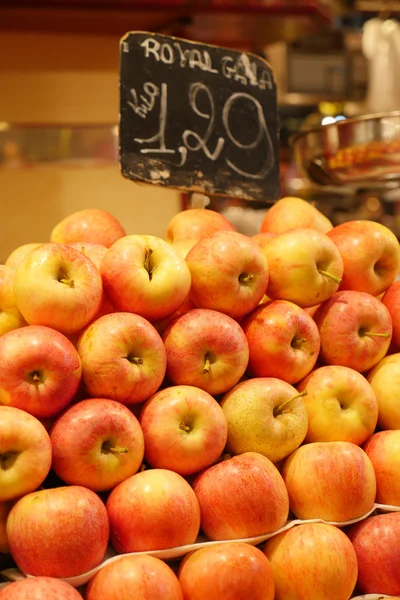 Apple, Mercado de frutas en Barcelona, España — Foto de Stock