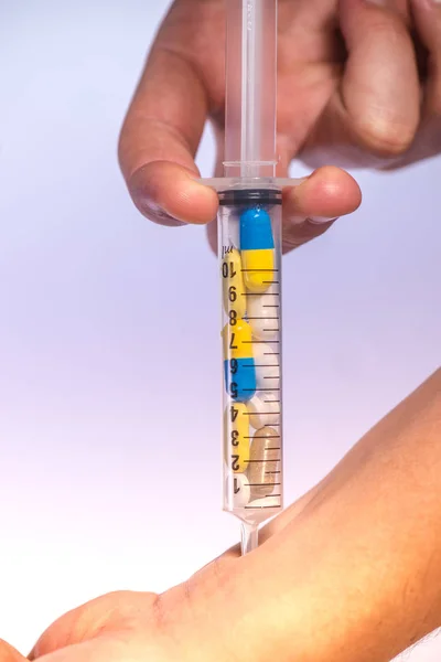 De medische injectie spuit, Doping, Drugs, in de hand. — Stockfoto