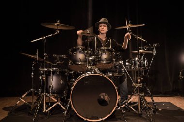 Müzik aleti, Sahne Alanı'ndaki Drum Kit