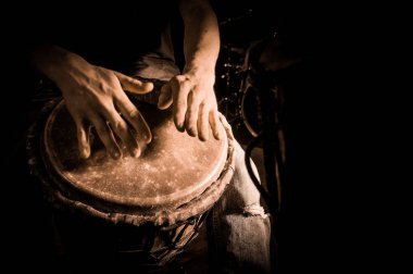 Djembe davul müzik çalma elleriyle