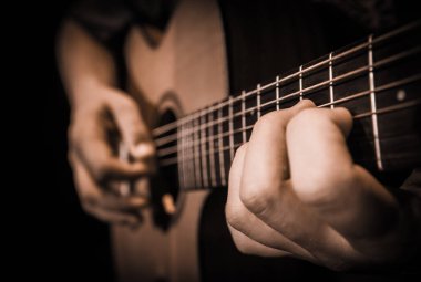 Bir gitar dizeleri ellerde kapatın