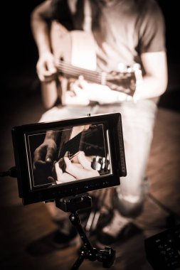 Ekran Video film bir gitar dizeleri eller
