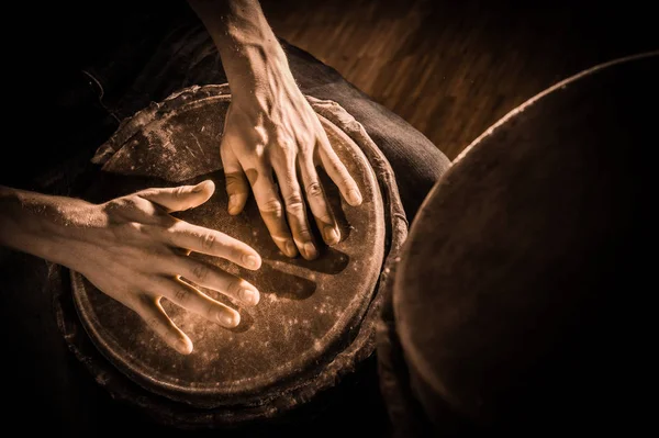 Persone mani che suonano musica a djembe tamburi — Foto Stock