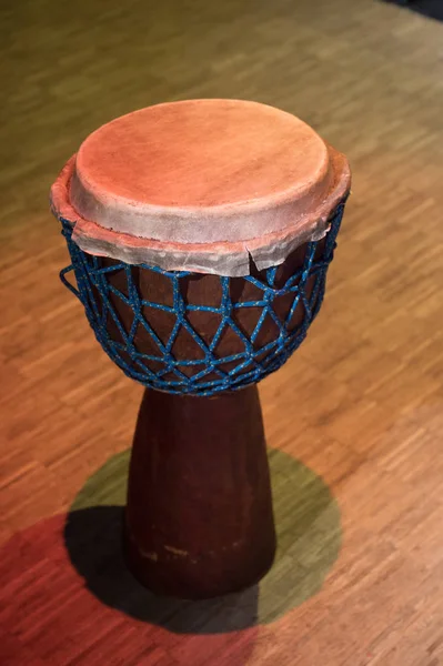 Escenario tradicional de madera djembe drumon africano — Foto de Stock